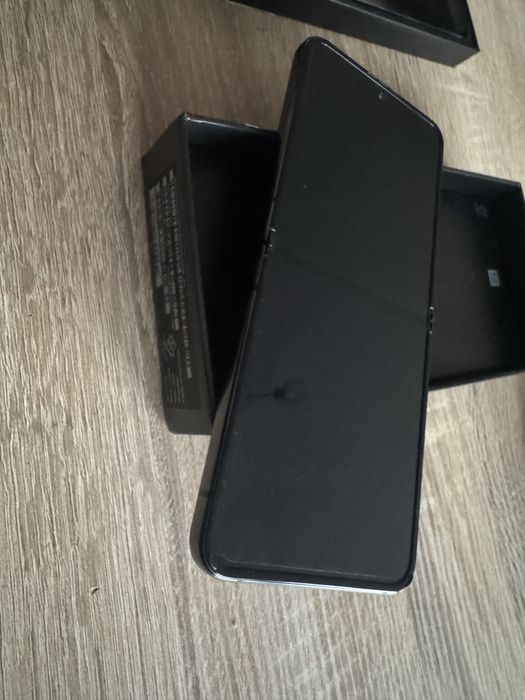 Samsung galaxy Z flip 4 8GB RAM + 128GB ROM