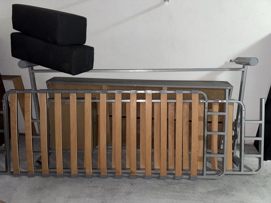 Sofa/Cama com colchao e almofadas