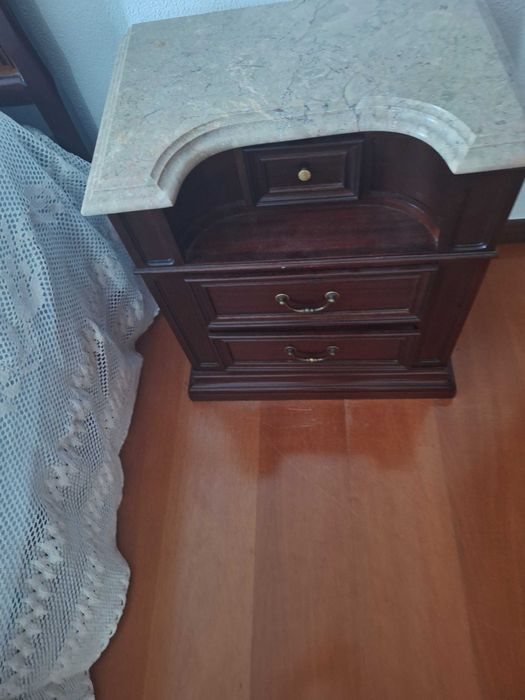 Vendo cama, colchão, comoda e 2 mesas cabeceira