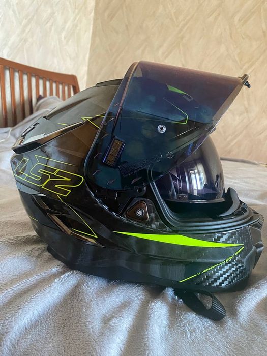 Продам мотошолом новий  з комплектом нових візіров до нього