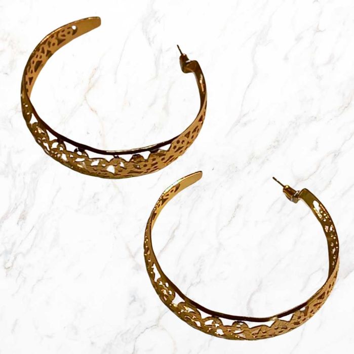 Массивные Золотистые Серьги с ажурным орнаментом — модный тренд сезона