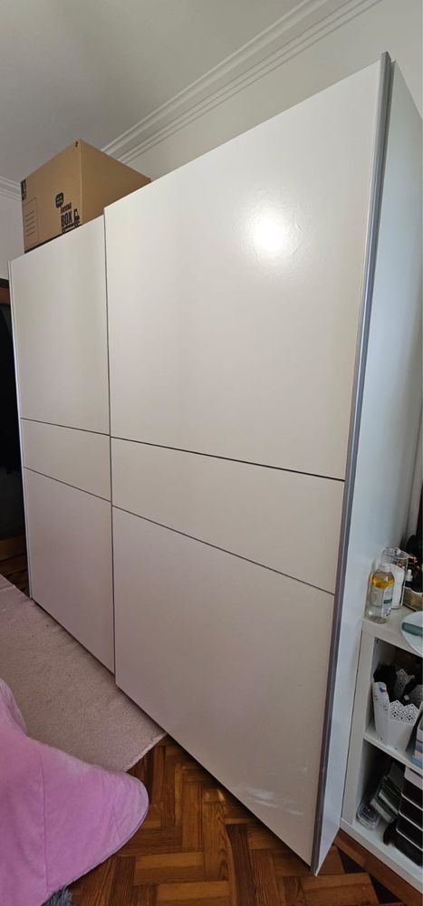 cama com cabeceira e guarda roupas