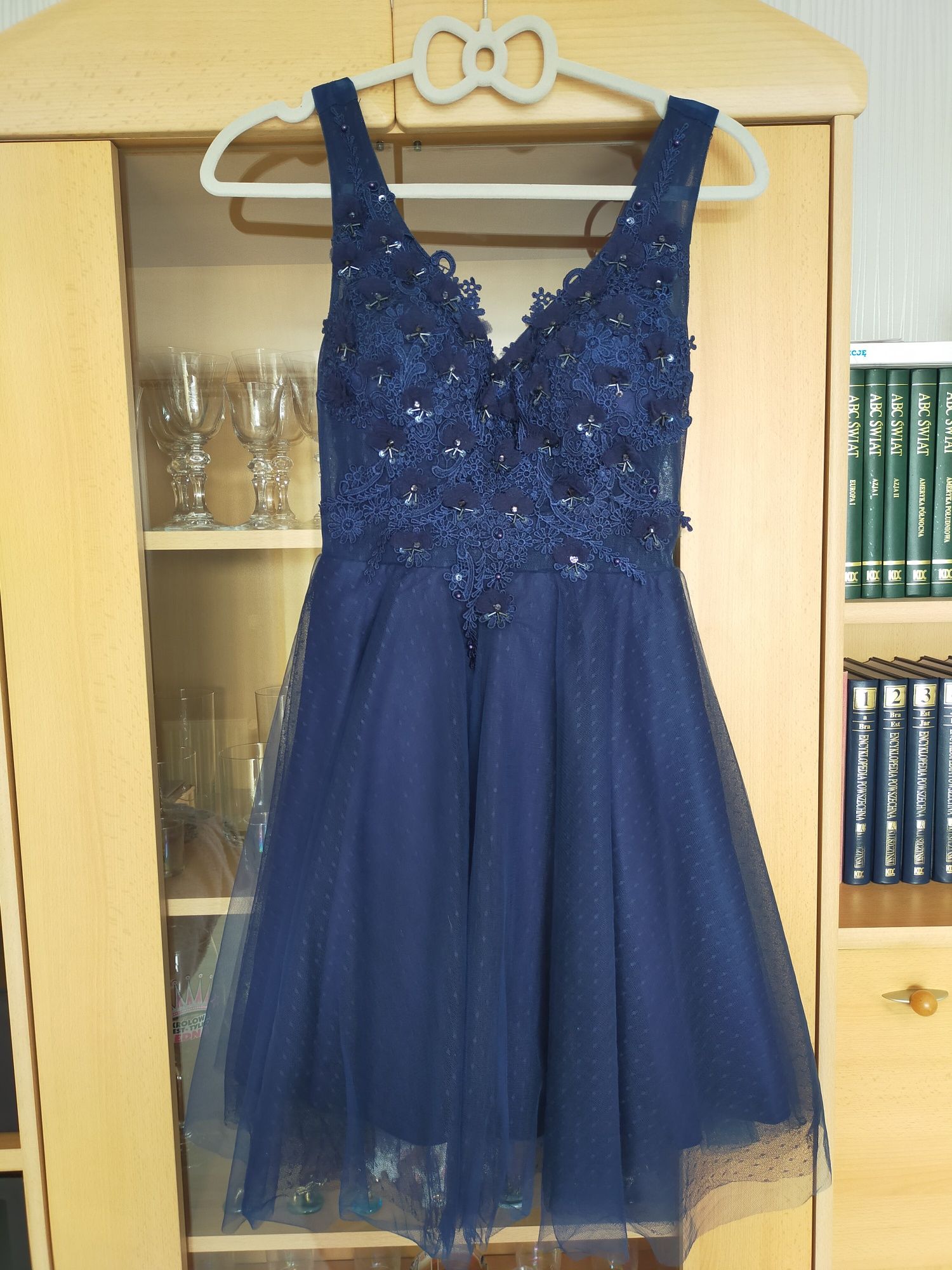Granatowa tiulowa sukienka