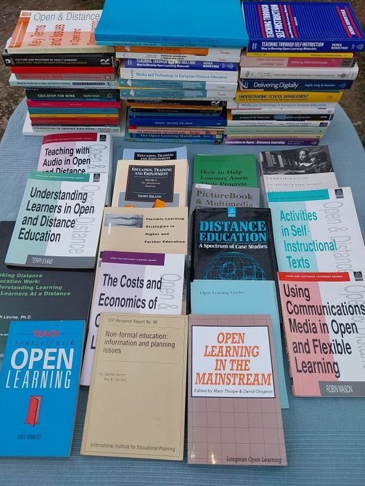 Colecao de livros de educação a distância dos anos 90