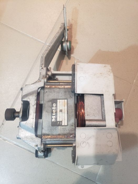 Двигун , хрестовина до пральної машинини Miele