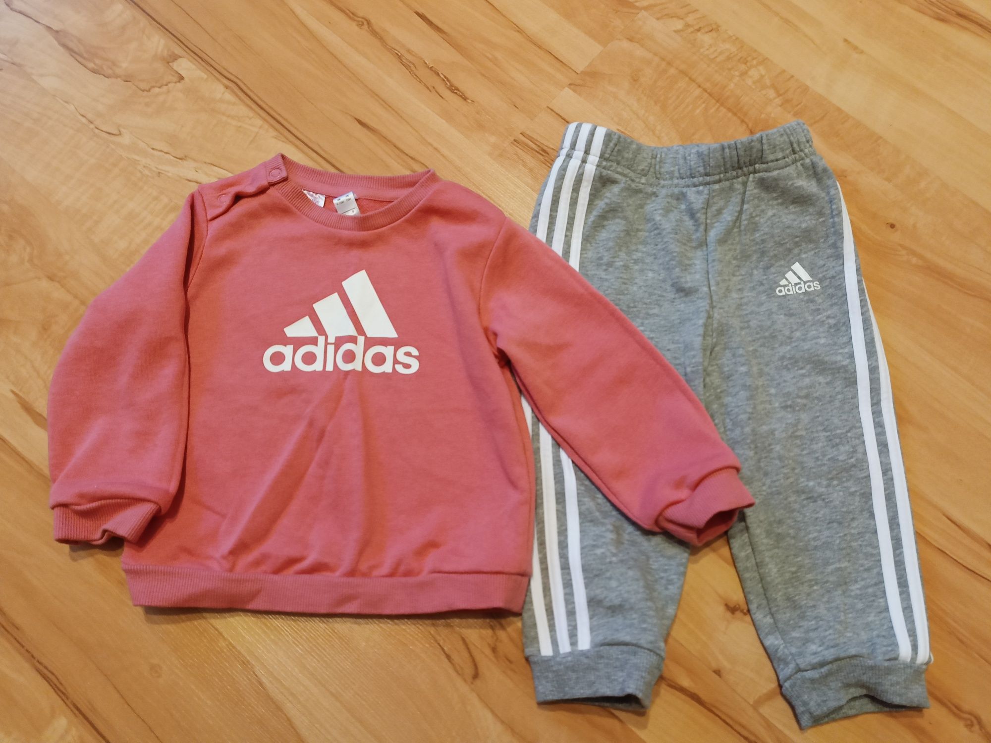 Dres dla dziewczynki Adidas rozmiar 80