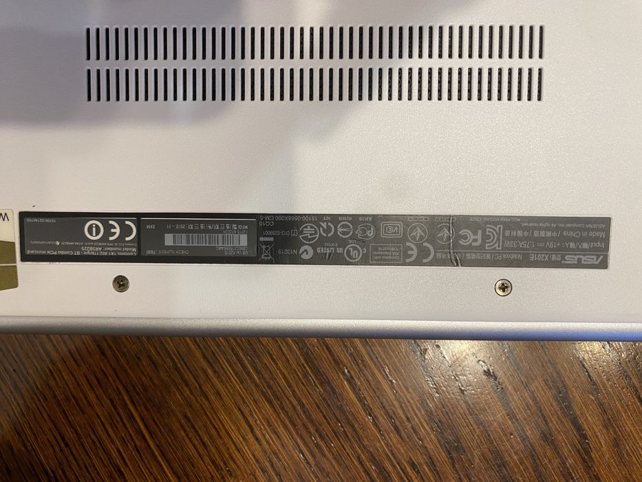 Asus X201E laptop mały