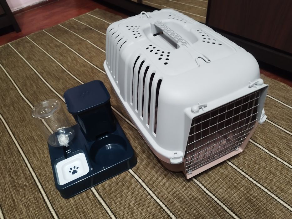 Переноска і кормушка для собак і котів