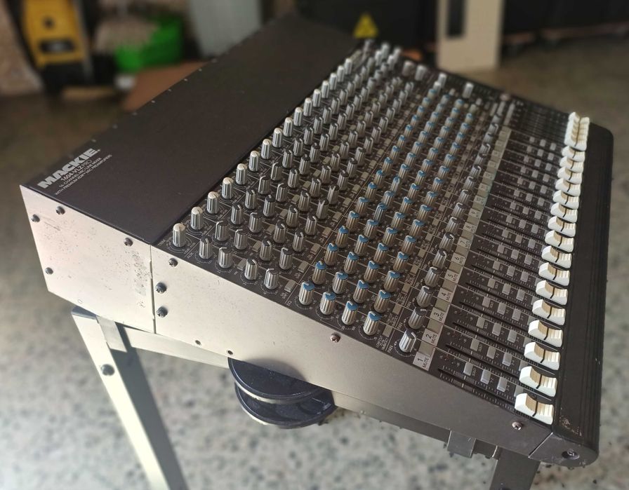 Mackie 1604 VLZPRO Made USA c/problema