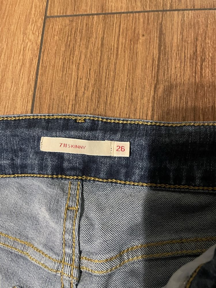 Spodnie Levis 711 Skinny Jeansy Slim Fit  rozmiar 26/30 raz założone