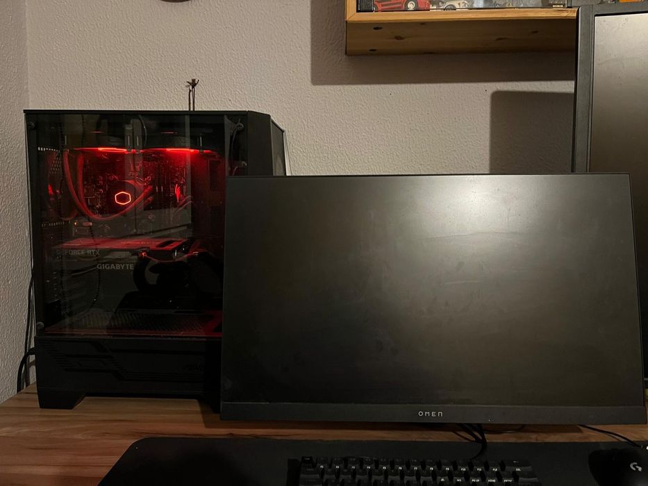 Computador com monitores, teclados e ratos