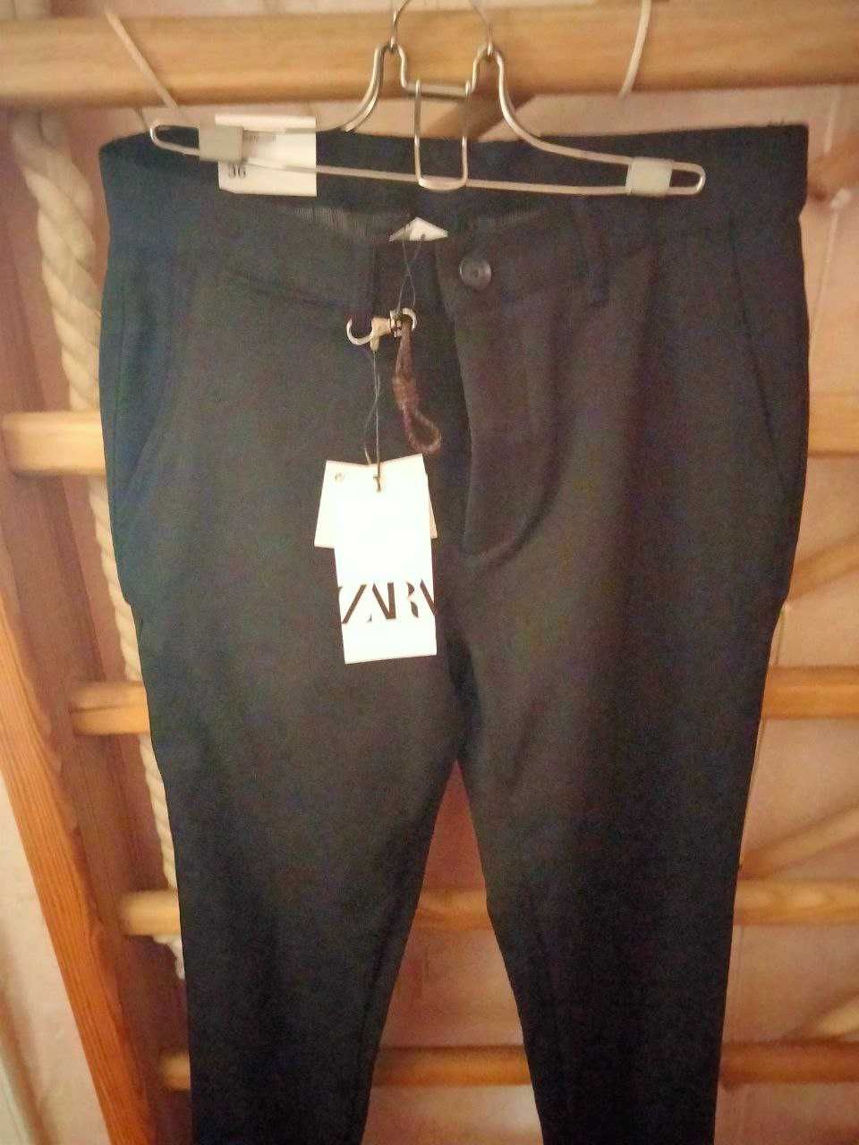 чорні брюки вузького крою Zara зі знімним аксесуаром на поясі