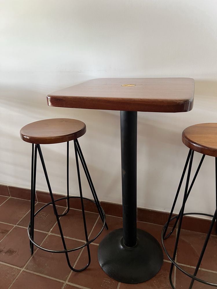 Conjunto 1 mesa e 2 bancos de bar
