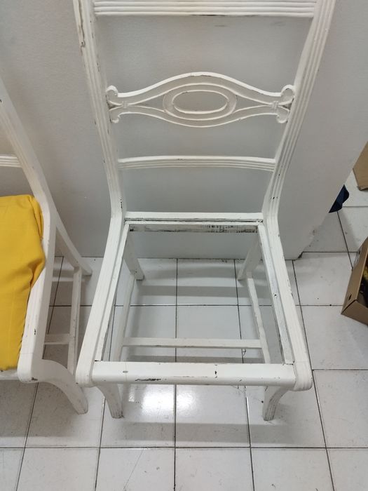 Duas cadeiras de madeira que foram restaurdas