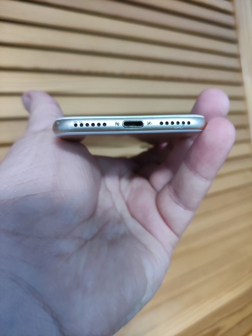 Смартфон Apple iPhone 7 32gb Neverlock (епл айфон 7) гарний стан!