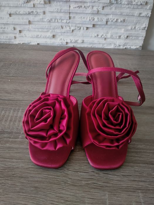 Buty na obcasie mohito czerwone z różą