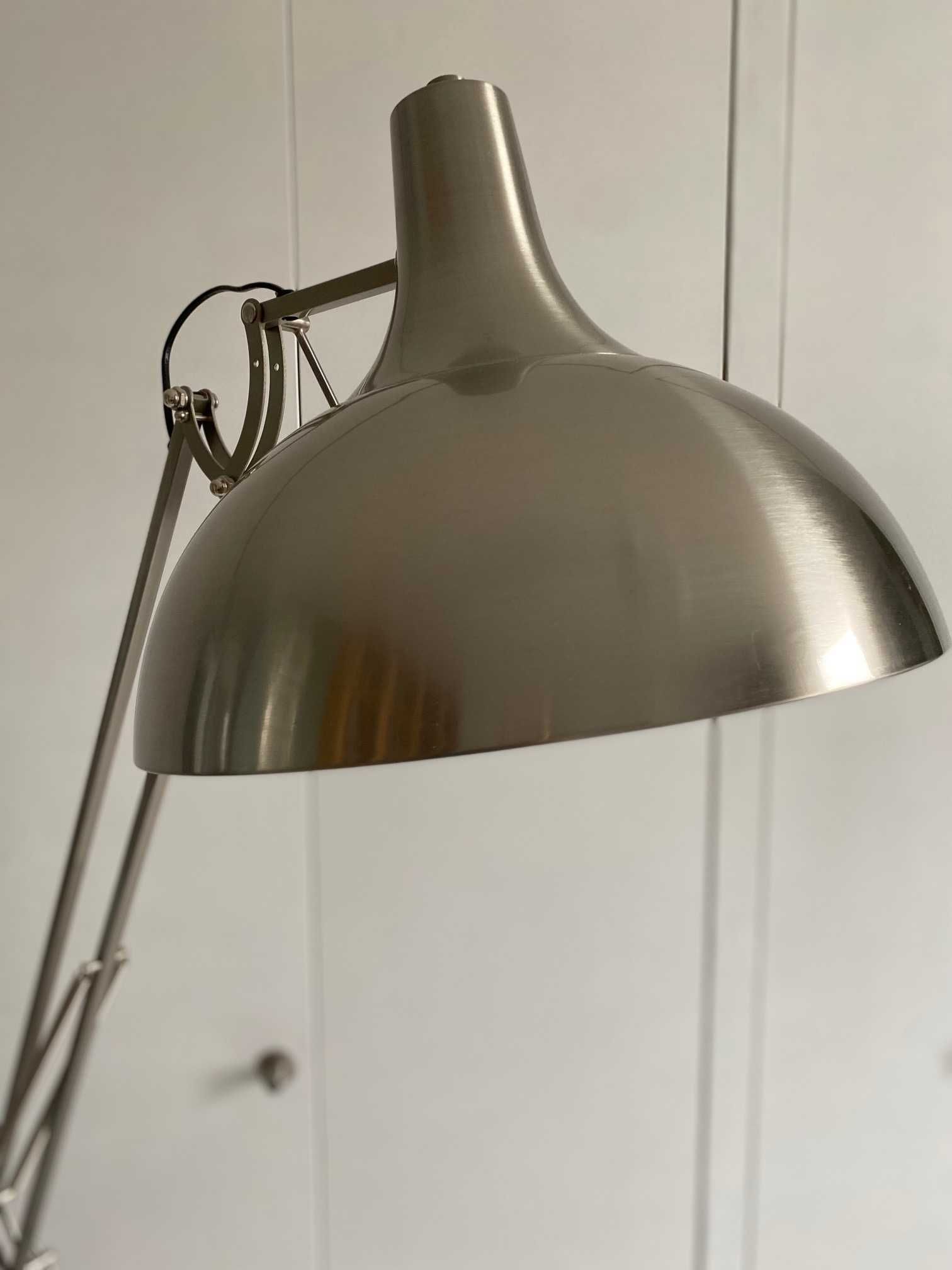 Lampa metalowa stojąca, z ruchomym ramieniem, w stylu industrialnym,