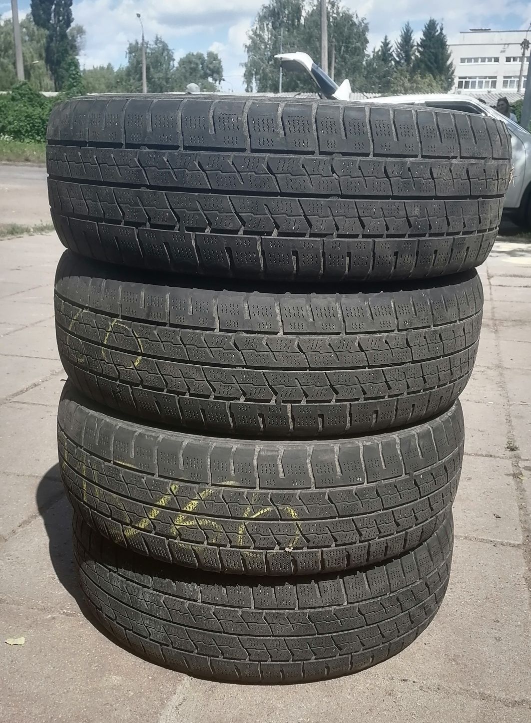 Продам комплект шин 215/65 R17