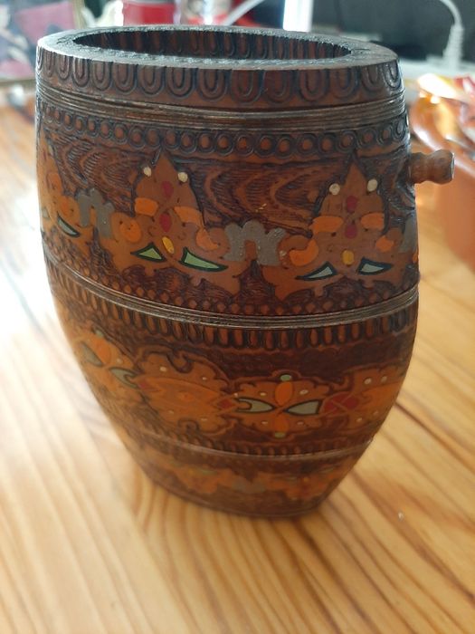 Barril (brandy) de madeira primitiva feito à mão.