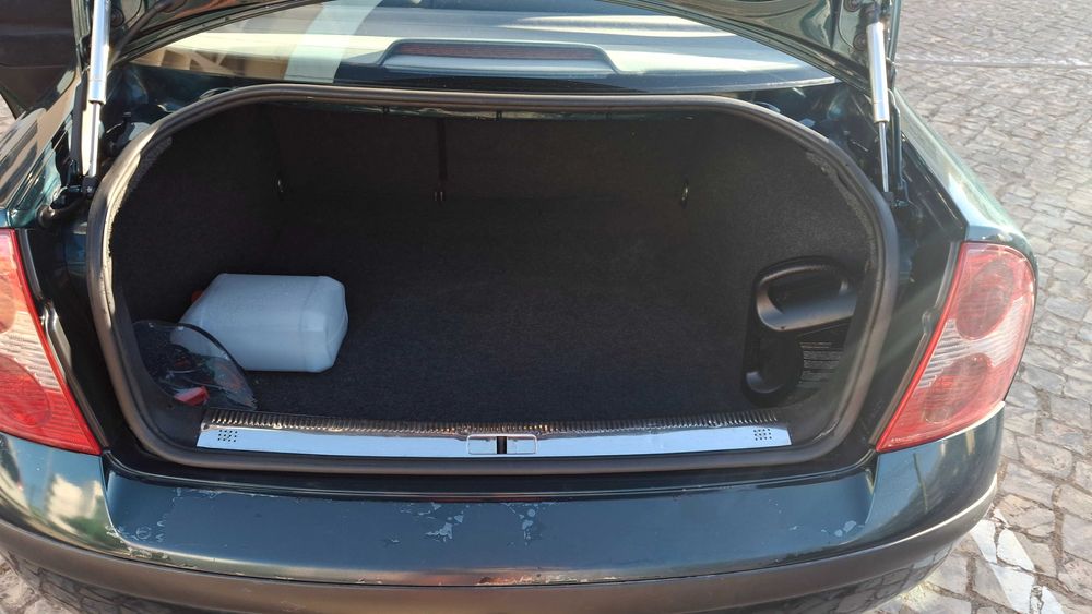 Volkswagen Passat 2.0 Sedan Comfortline 85kw/115PK Verde Pinheiro Met.