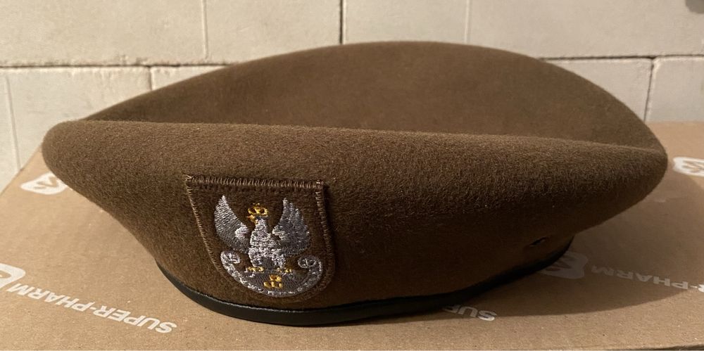 Nowy beret wojskowy oliwkowy wz. 422/MON w rozmiarze 54.
