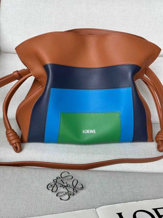 Bolsa de ombro com elementos geométricos da Loewe