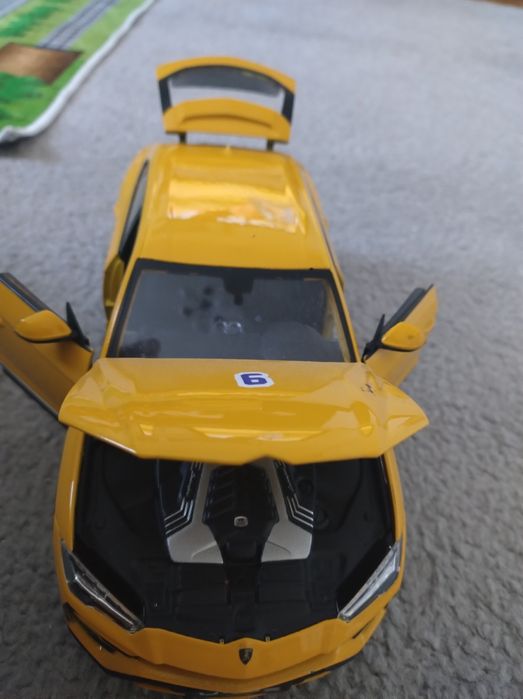 Model burago skala 1/20 Lamborghini Urus