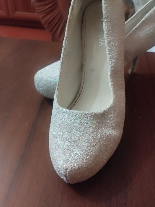 Нарядне плаття , дуже красиво виглядає