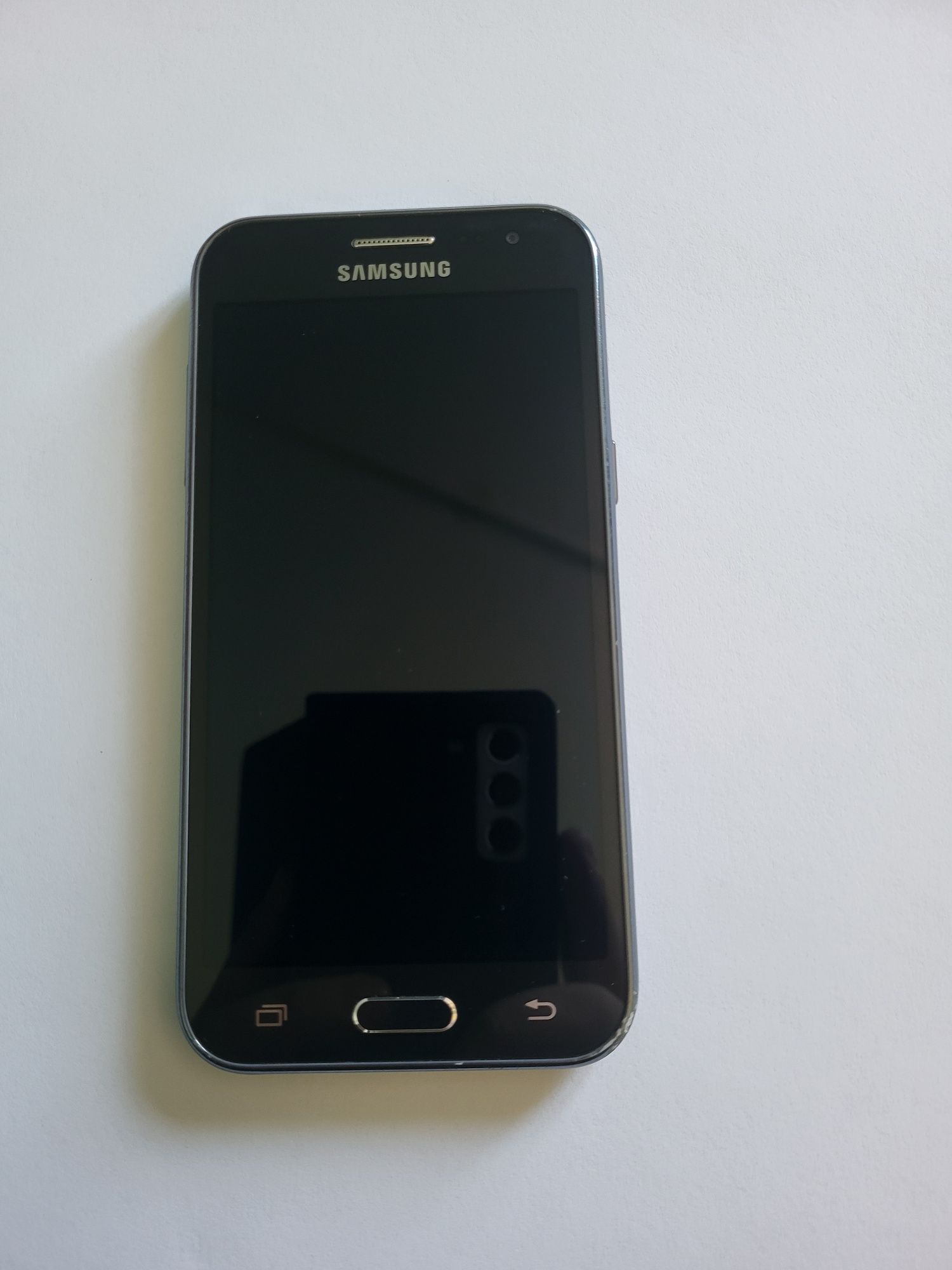 Смартфон SAMSUNG J200H
