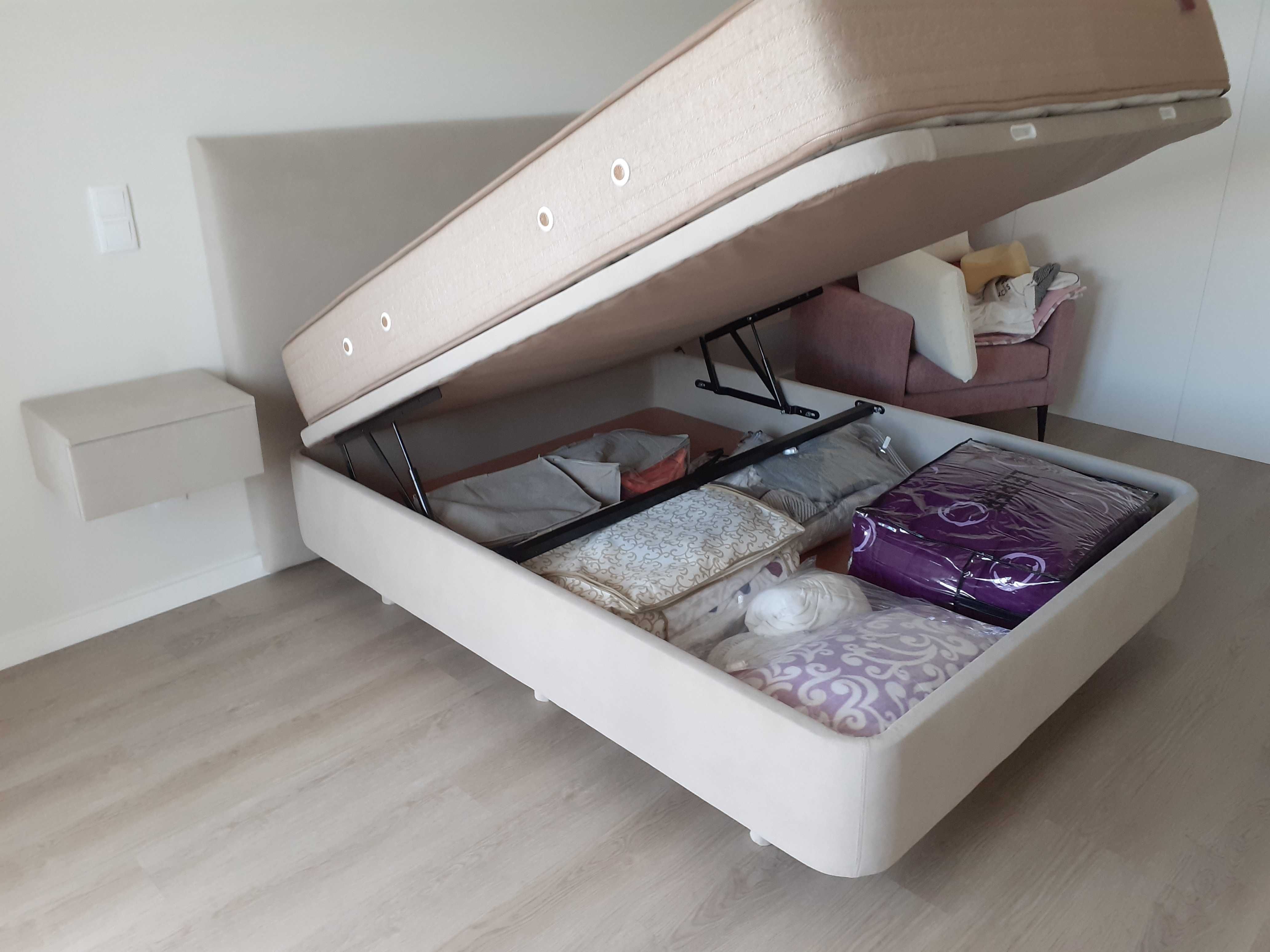 Cama elevatória, colchão e duas gavetas de parede sem usar