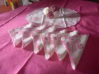 Toalha redonda linho cor rosa e 8 guardanapos bordados á mão 172x164cm