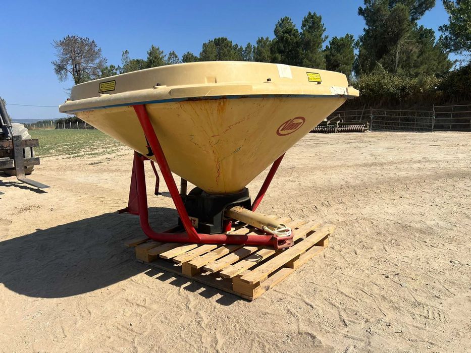 Espalhador de Adubo Pendular Vicon 600 litros