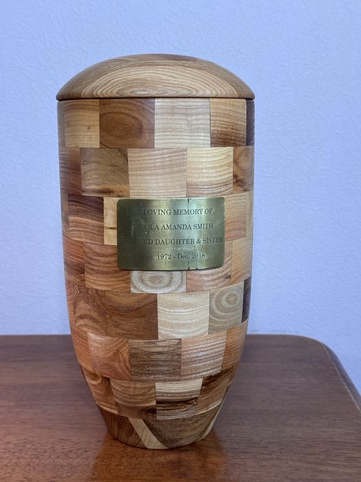 Урна для праху з дерева