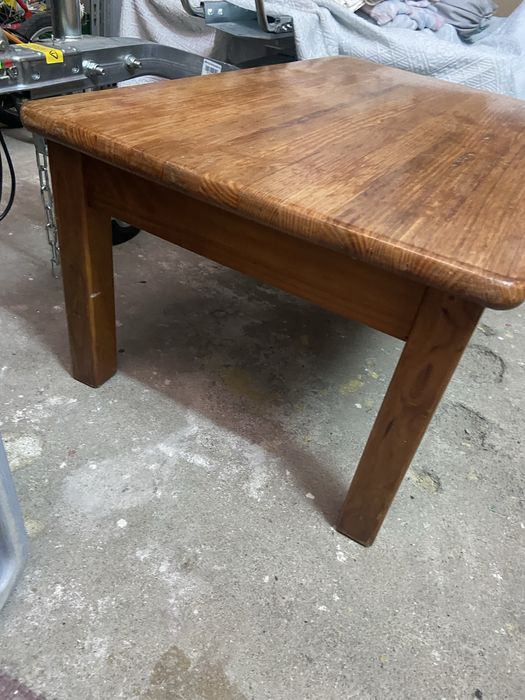 Mesa castanha de pinho macica