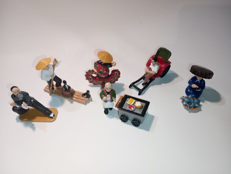 Figurki z Kinder niespodzianki z serii Azjaci