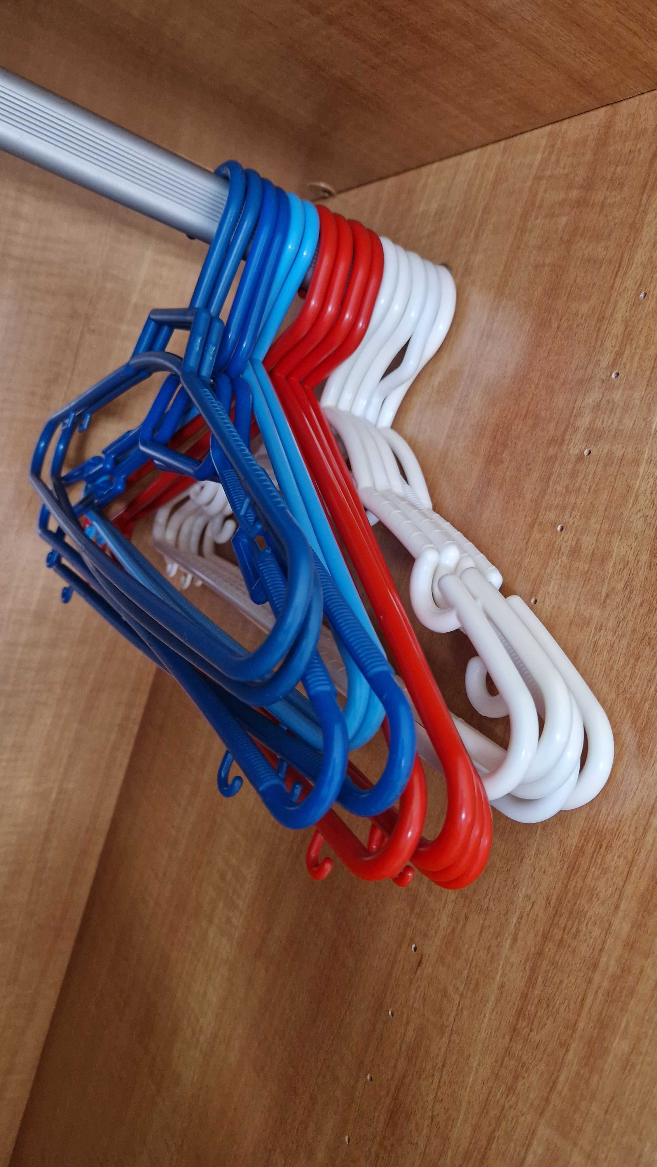 Conjunto 14 cabides cores diversas de plástico