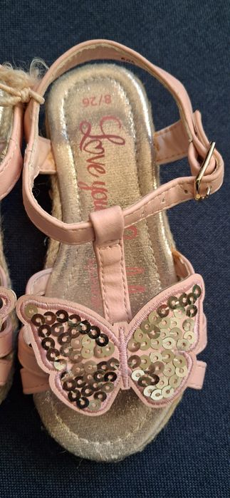Bardzo ładne,nowe dziewczęce sandałki rozmiar 26.