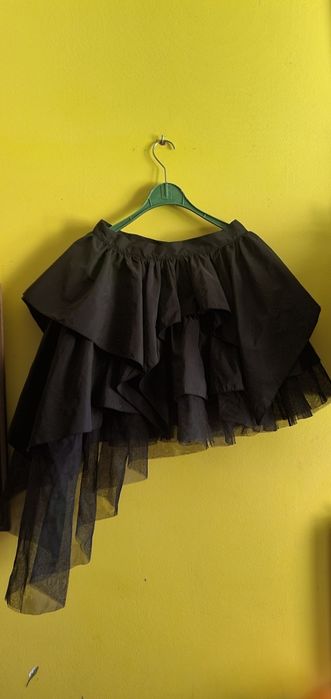 Czarna Spódnica Asymetryczna z Falbanami i Tiulem - Marka WIDOW (Rozmi