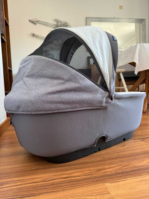 Trio Chicco Style Go Up com Isofix – Carrinho, Alcofa e Cadeira Auto