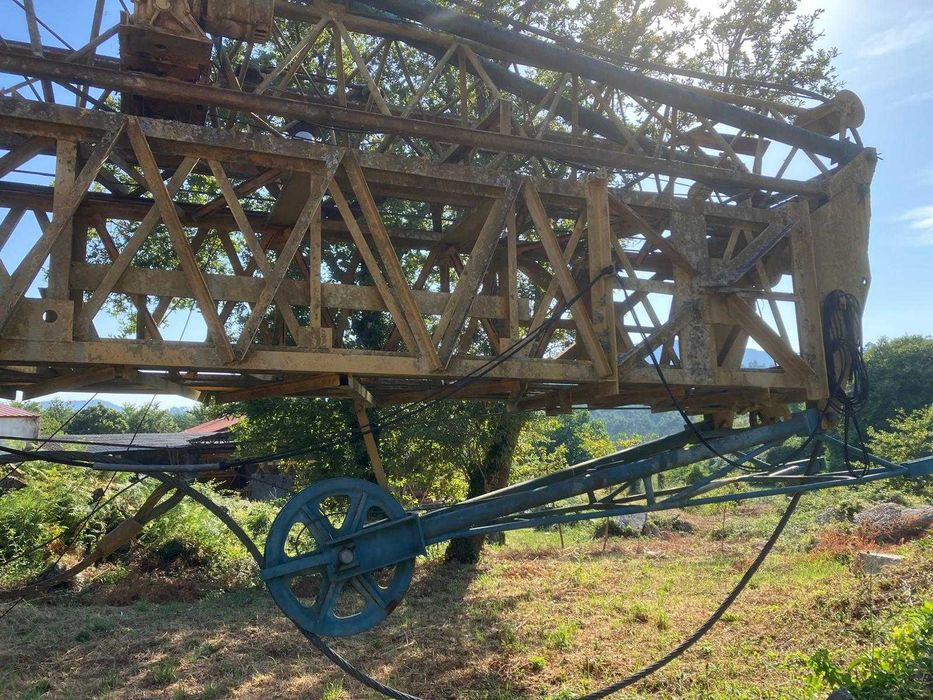 •	Grua Automontante Potain 215B