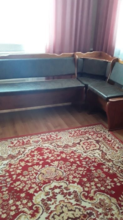 Кухня, кутовий диван, витяжка, газова плита, духова шафа