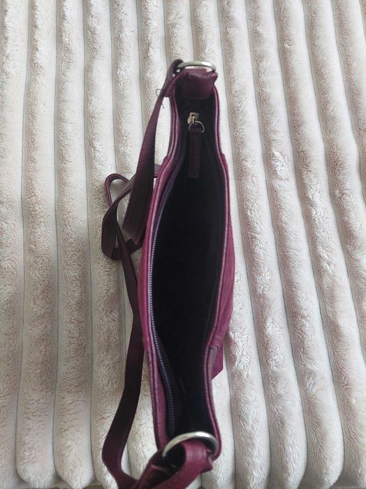 Сумка через плечо вишнёвого цвета