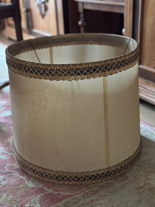 Abajur cor creme em Tela com galão decorativo