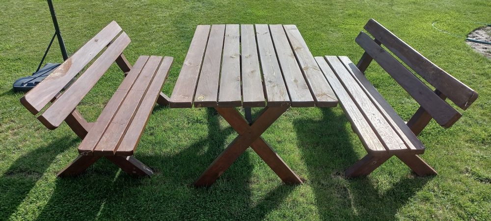 Komplet mebli ogrodowych, drewnianych. Huśtawka, stół, ławki.