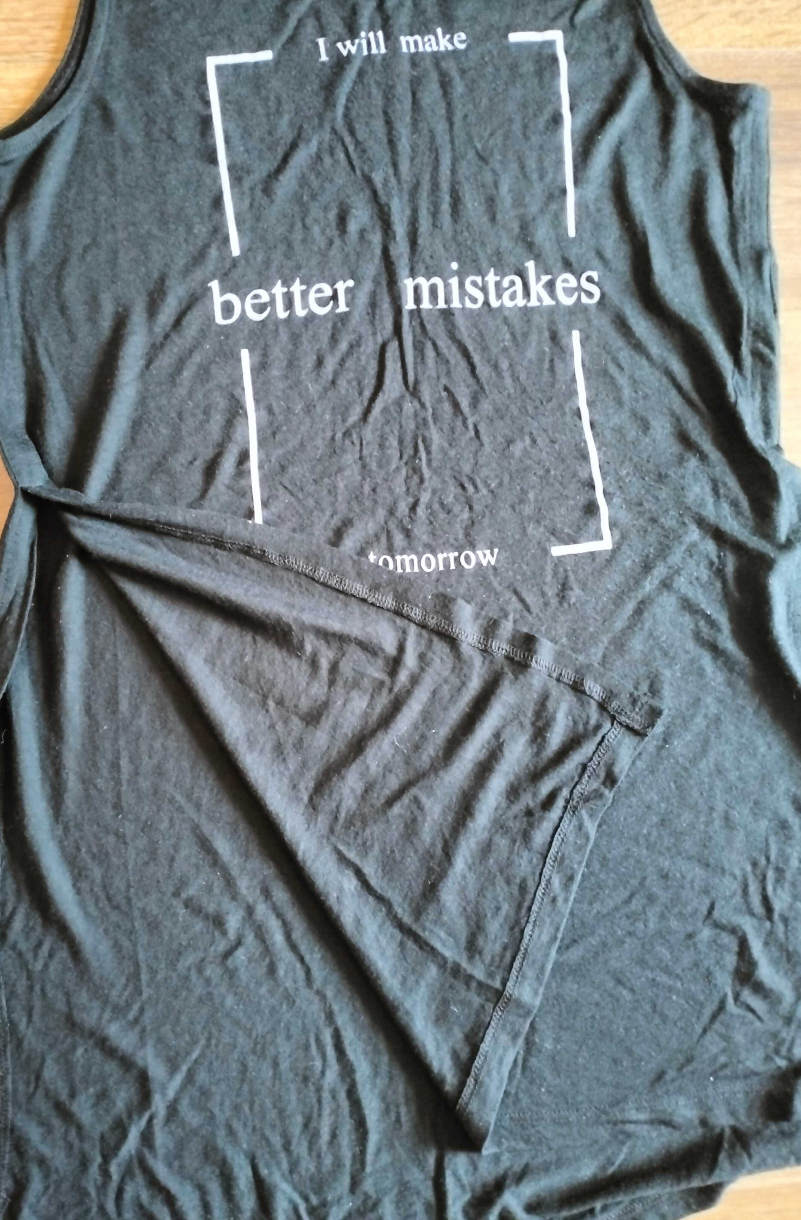 dłuższy t shirt damski  bez rękawów z rozcięciami po bokach rozm xs