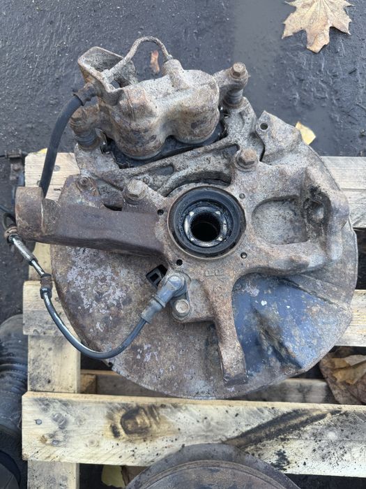 MR113895,Mitsubishi l200 Поворотний кулак правий, лівий в зборі з abs