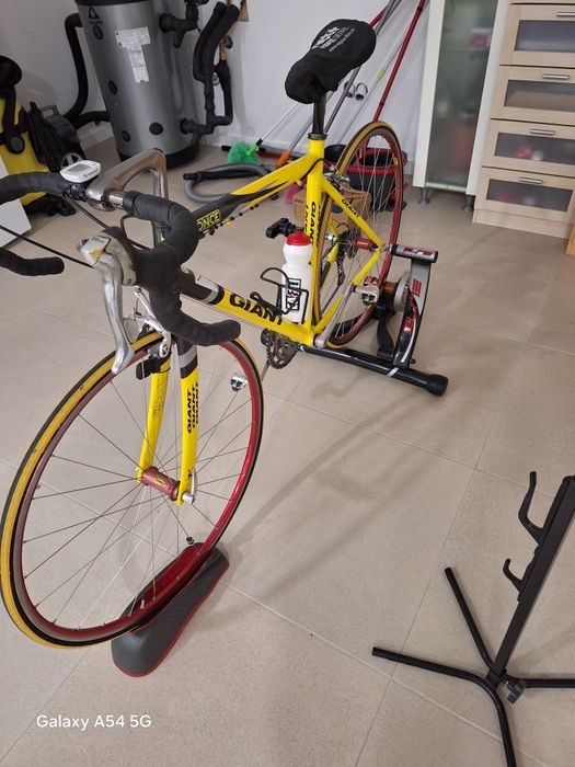 Bicicleta de estrada marca Giante com rolo .