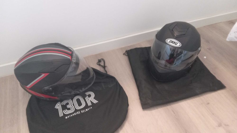 Descrição: Drone, botas de motociclista, capacetes.