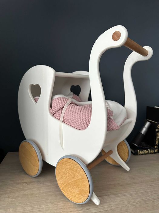 Carrinho de bonecas com boneca