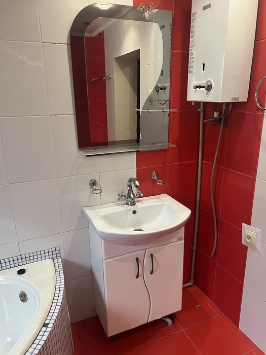Продам умивальник з тумбою + кран + дзеркало